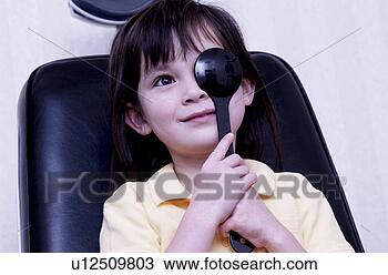 Banco de Imagem - menina,  obtendo, 
 visão,  testado. 
fotosearch - busca 
de fotos, imagens 
e clipart