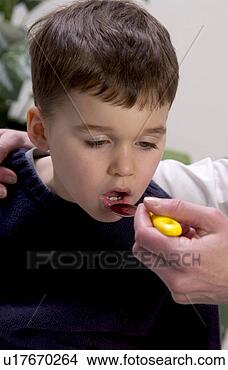Banco de Imagem - menino,  levando, 
 medicina. fotosearch 
- busca de fotos, 
imagens e clipart
