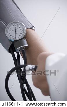 Arquivo de Fotografia - mulher,  tendo, 
 sangue,  pressão, 
 levado. fotosearch 
- busca de fotos, 
imagens e clipart