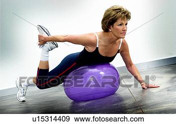 Arquivo Fotográficos - mulher,  usando, 
 exercício,  bola. 
fotosearch - busca 
de fotos, imagens 
e clipart