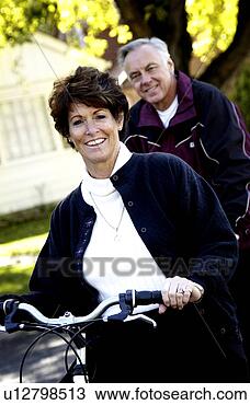 Banco de Imagem - par,  montando, 
 bicycles. fotosearch 
- busca de fotos, 
imagens e clipart