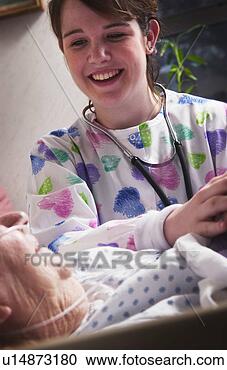 Arquivo de Fotografias - sênior,  mulher, 
 segurando,  mãos, 
 enfermeira. fotosearch 
- busca de fotos, 
imagens e clipart