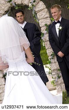 Arquivo de Fotografia - noiva,  andar, 
 baixo,  corredor. 
fotosearch - busca 
de fotos, imagens 
e clipart