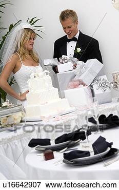 Foto - noiva,  noivo, 
 casório,  recepção. 
fotosearch - busca 
de fotos, imagens 
e clipart