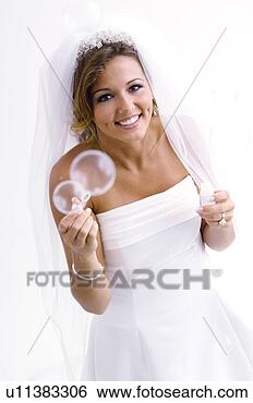 Banco de Imagem - noiva,  soprando, 
 bolhas. fotosearch 
- busca de fotos, 
imagens e clipart