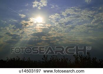 Foto - sol,  filtrado, 
 através,  nuvens. 
fotosearch - busca 
de fotos, imagens 
e clipart