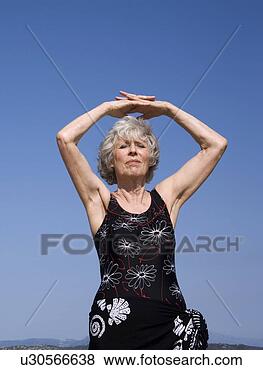 Banco de Imagem - femininas,  sênior, 
 esticar,  praia. 
fotosearch - busca 
de fotos, imagens 
e clipart