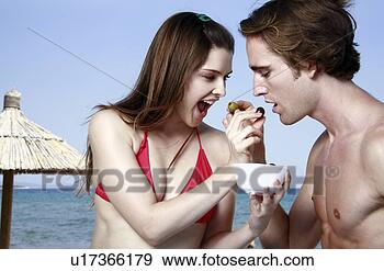 Arquivo Fotográficos - jovem,  par,  
alimentação,  
cada,  outro. 
fotosearch - busca 
de fotos, imagens 
e clipart