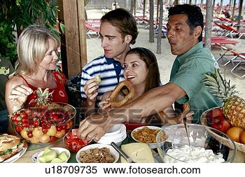 Banco de Imagem - jovem,  par,  
pais,  comer, 
 pequeno almoço. 
fotosearch - busca 
de fotos, imagens 
e clipart