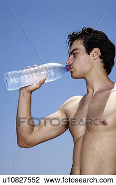 Banco de Imagem - macho,  jovem, 
 bebendo,  água, 
 garrafa. fotosearch 
- busca de fotos, 
imagens e clipart