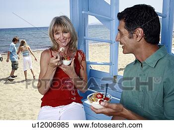 Banco de Imagem - maduras,  par, 
 comer,  pequeno 
almoço,  praia. 
fotosearch - busca 
de fotos, imagens 
e clipart