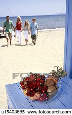 Banco de Imagem - tigela,  fruta, 
 pais,  crianças, 
 praia. fotosearch 
- busca de fotos, 
imagens e clipart