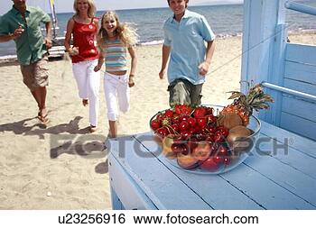 Banco de Imagem - tigela,  fruta, 
 pais,  crianças, 
 praia. fotosearch 
- busca de fotos, 
imagens e clipart