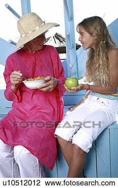 Banco de Imagem - vó,  neta,  comer, 
 praia. fotosearch 
- busca de fotos, 
imagens e clipart