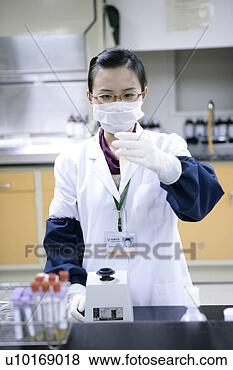 Banco de Imagem - cientista,  técnico, 
 adultos,  só. 
fotosearch - busca 
de fotos, imagens 
e clipart