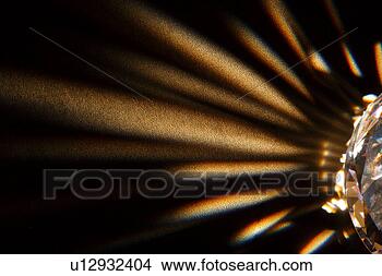 Banco de Imagem - enorme,  diamante, 
 glistens,  luz. 
fotosearch - busca 
de fotos, imagens 
e clipart