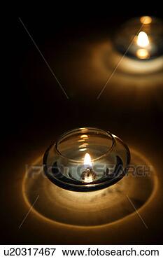 Foto - iluminado,  velas, 
 vela,  suportes. 
fotosearch - busca 
de fotos, imagens 
e clipart
