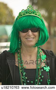 Banco de Imagem - st,   patty's, 
  dia,   mulher, 
  sorrisos,   
vestido,   verde, 
  st. fotosearch 
- busca de fotos, 
imagens e clipart