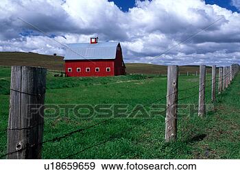 Stock Photograph - red barn in green 
field. fotosearch 
- search stock 
photos, pictures, 
images, and photo 
clipart