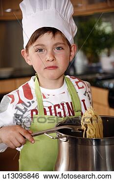 junge-kochen-spaghetti_~u13095846.jpg