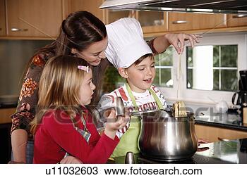 Banco de Imagem - mãe,  crianças, 
 cozinhar. fotosearch 
- busca de fotos, 
imagens e clipart