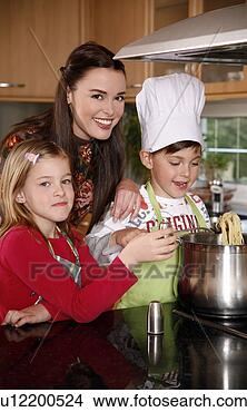 Banco de Imagem - mãe,  crianças, 
 cozinhar. fotosearch 
- busca de fotos, 
imagens e clipart