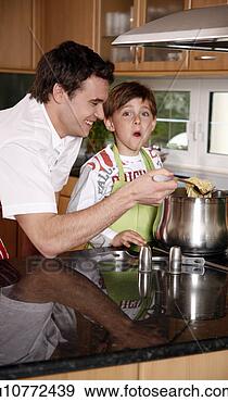 Arquivo Fotográficos - pai,  filho,  
cozinhar,  espaguete. 
fotosearch - busca 
de fotos, imagens 
e clipart