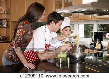 Arquivo de Fotografias - pais,  filho, 
 cozinhar,  espaguete. 
fotosearch - busca 
de fotos, imagens 
e clipart