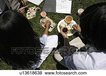 Banco de Imagem - vista,  três, 
 colegas,  tendo, 
 almoço,  junto. 
fotosearch - busca 
de fotos, imagens 
e clipart