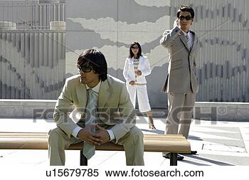 Banco de Imagem - vista,  três, 
 colegas,  escritório, 
 ornamentar. fotosearch 
- busca de fotos, 
imagens e clipart
