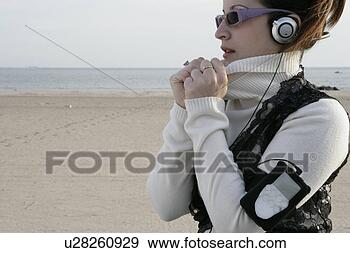 Arquivo Fotográficos - mulher,  exterior, 
 mp3,  jogador. 
fotosearch - busca 
de fotos, imagens 
e clipart