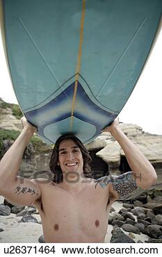 Banco de Imagem - vista,  jovem, 
 homem,  carregar, 
 surfboard. fotosearch 
- busca de fotos, 
imagens e clipart