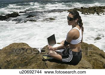 Banco de Imagem - vista,  mulher, 
 trabalhando, 
 laptop,  mar. 
fotosearch - busca 
de fotos, imagens 
e clipart