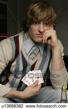 Banco de Imagem - retrato,  jovem, 
 homem,  mostrando, 
 seu,  cartões. 
fotosearch - busca 
de fotos, imagens 
e clipart