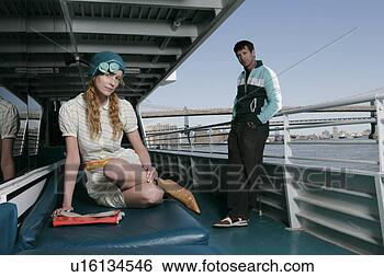 Banco de Imagem - dois,  pessoas, 
 bote,  olhar, 
 câmera. fotosearch 
- busca de fotos, 
imagens e clipart