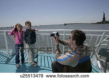 Banco de Imagem - homem,  gravando, 
 crianças,  bote. 
fotosearch - busca 
de fotos, imagens 
e clipart