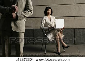 Banco de Imagem - asiático,  mulher, 
 sentada,  laptop, 
 computador. fotosearch 
- busca de fotos, 
imagens e clipart