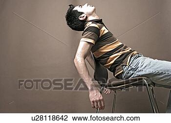 Banco de Imagem - vista,  adolescente, 
 menino,  sentando, 
 cadeira. fotosearch 
- busca de fotos, 
imagens e clipart