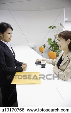 Banco de Imagem - dois,  mulheres, 
 sorrindo,  cada, 
 outro,  recepção. 
fotosearch - busca 
de fotos, imagens 
e clipart