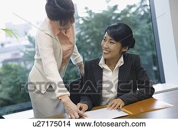 Banco de Imagem - dois,  mulheres, 
 câmbio,  felicidade, 
 eles,  olhar, 
 sobre,  arquivo. 
fotosearch - busca 
de fotos, imagens 
e clipart