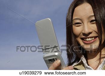 Arquivo Fotográficos - close-up,  jovem, 
 mulher,  olhar, 
 cellphone. fotosearch 
- busca de fotos, 
imagens e clipart