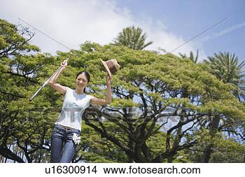 Banco de Imagem - mulher,  ficar, 
 levantamento, 
 mãos. fotosearch 
- busca de fotos, 
imagens e clipart