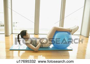 Banco de Imagem - mulher,  trabalhos, 
 saída,  ginásio, 
 ela,  executa, 
 exercício,  abs. 
fotosearch - busca 
de fotos, imagens 
e clipart