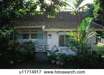 Foto - casa,  exterior. 
fotosearch - busca 
de fotos, imagens 
e clipart