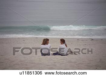 Banco de Imagem - dois,  jovem, 
 menina,  falando, 
 praia. fotosearch 
- busca de fotos, 
imagens e clipart