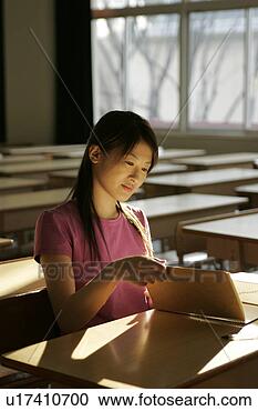 Arquivo de Fotografias - faculdade,  estudante, 
 estudar. fotosearch 
- busca de fotos, 
imagens e clipart