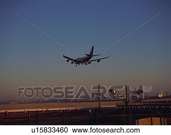 Arquivo de Fotografias - avião,  aterragem. 
fotosearch - busca 
de fotos, imagens 
e clipart