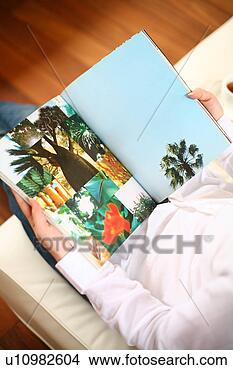 Banco de Imagem - jovem,  mulher, 
 leitura,  revista. 
fotosearch - busca 
de fotos, imagens 
e clipart