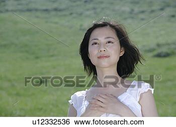 Banco de Imagem - jovem,  mulher, 
 ficar,  campo. 
fotosearch - busca 
de fotos, imagens 
e clipart