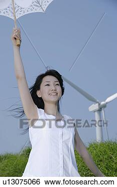 Banco de Imagem - jovem,  mulher, 
 ficar,  parasol. 
fotosearch - busca 
de fotos, imagens 
e clipart
